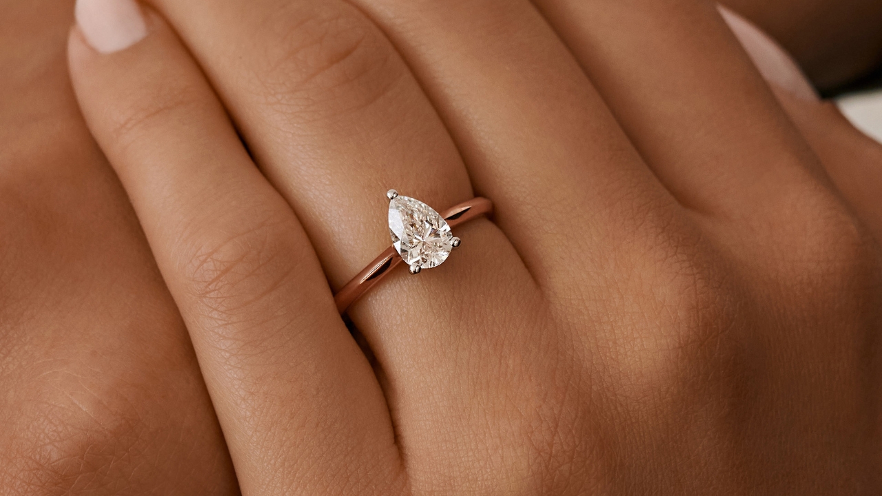 Eternal Promise zlatni prsten s dijamantom savršeno utjelovljuje duboke emocije i neizmjernu snagu ljubavi. Ovaj prekrasan komad nakita, izrađen od najfinijeg zlata, osmišljen je s posebnom pažnjom kako bi odražavao neizgovorene osjećaje i dragocjene uspomene.