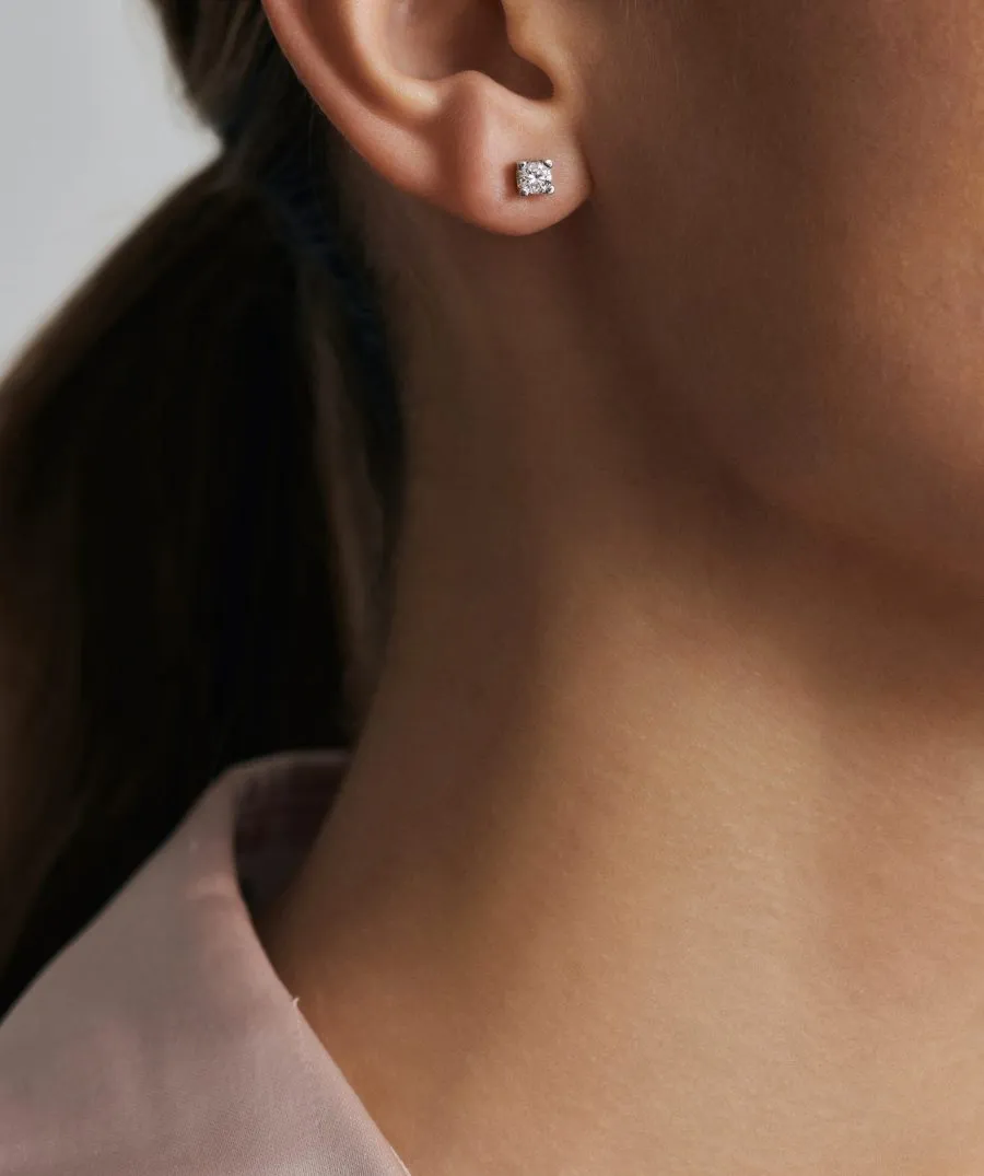 Radiant Dot zlatne naušnice s dijamantima na modelu