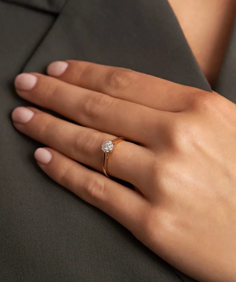 Timeless Love zlatni prsten s dijamantima 0.23 ct na ruci
