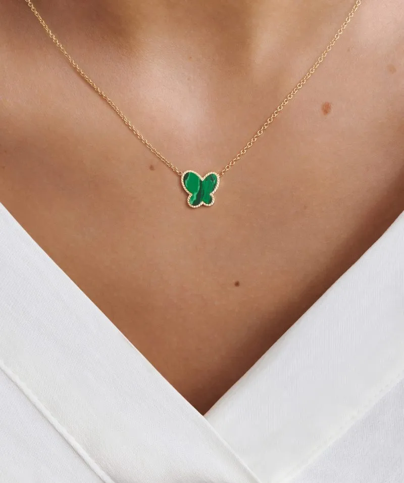 Butterfly Wish zlatna ogrlica s malahitom oko vrata