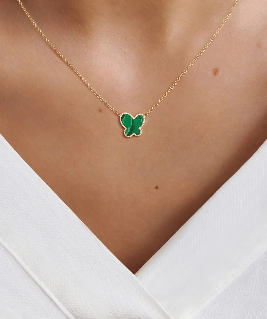 Butterfly Wish zlatna ogrlica s malahitom oko vrata