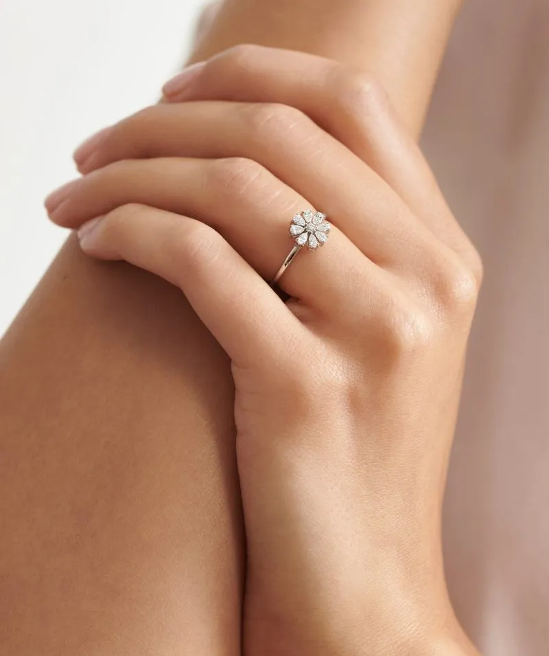 Diamond Blossom zlatni prsten s dijamantima 0.39 ct na ruci