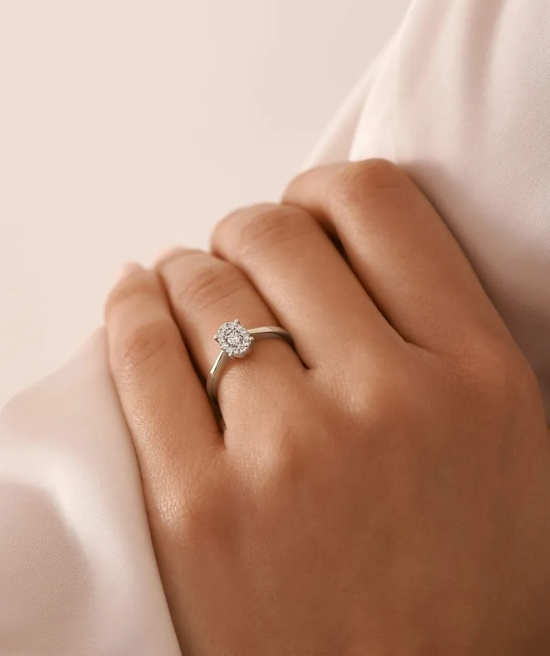 Endless Glow zlatni zaručnički prsten s dijamantima 0.18 ct na ruci