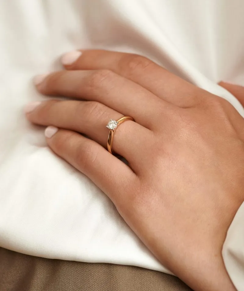 Celestial Glow zlatni prsten s dijamantom 0.13 - 0.17 ct na ruci