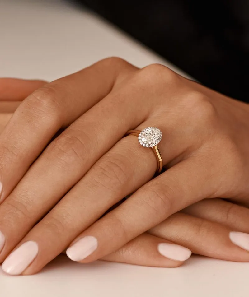 Enchante zlatni zaručnički prsten s dijamantom 1.06 - 1.15 ct na ruci