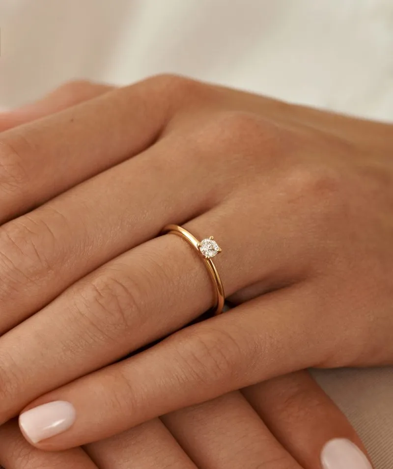 Golden Vow zlatni zaručnički prsten s dijamantom 0.18 - 0.22 ct na ruci