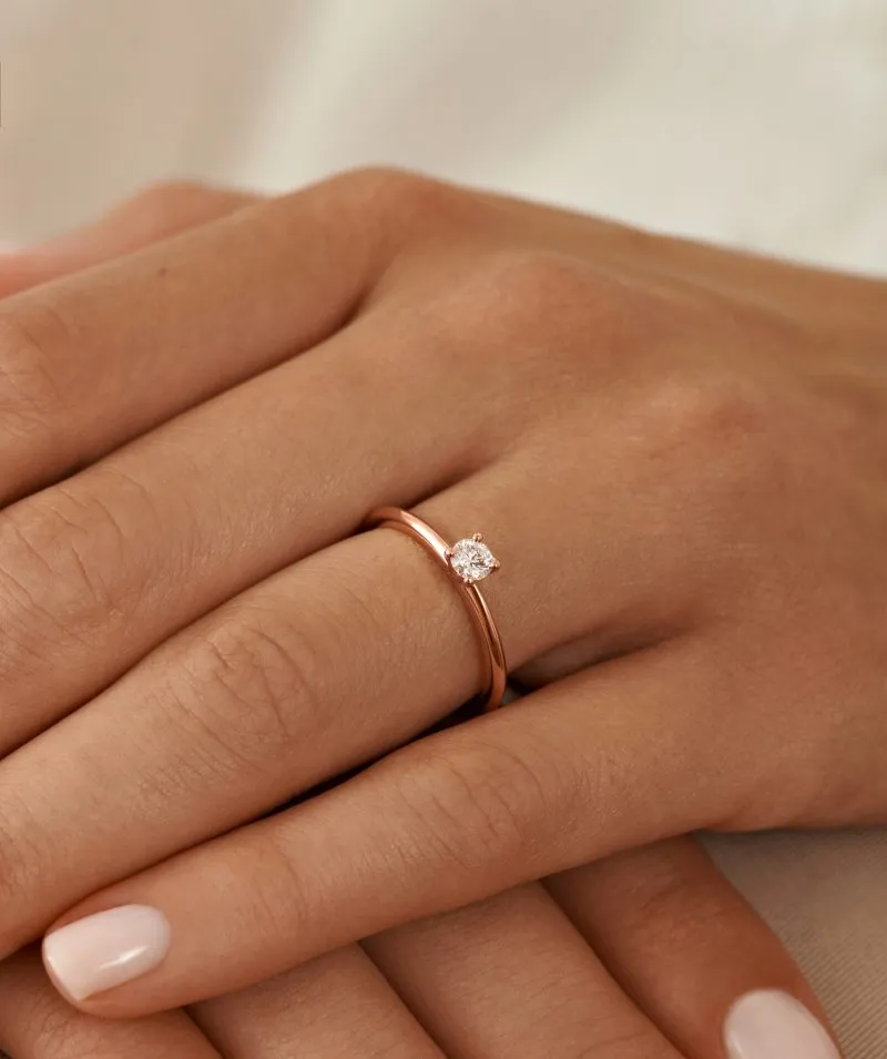 Golden Vow zlatni zaručnički prsten s dijamantom 0.18 - 0.22 ct na ruci