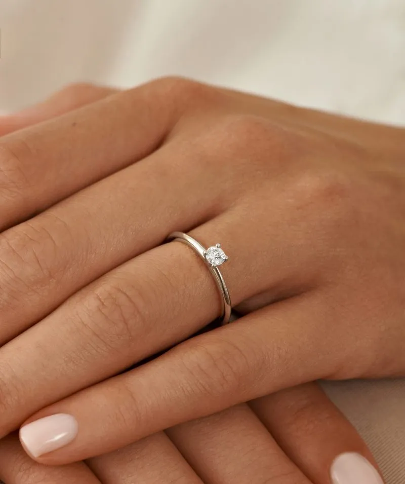 Golden Vow zlatni zaručnički prsten s dijamantom 0.18 - 0.22 ct na ruci