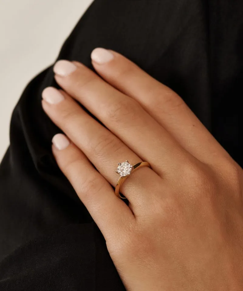 Celestial Grace zlatni zaručnički prsten s dijamantima 0.32 - 0.36 ct na ruci