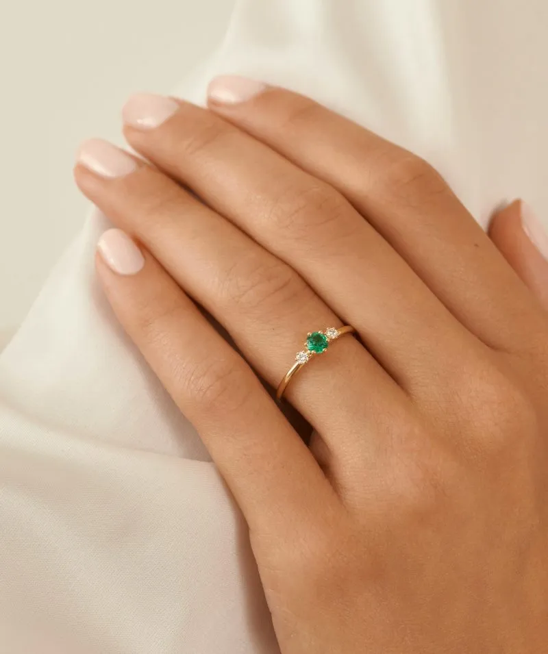 Emerald Trinity zlatni prsten sa smaragdom i dijamantima na ruci
