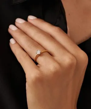 Celestial Grace zlatni zaručnički prsten 0.13 ct na ruci