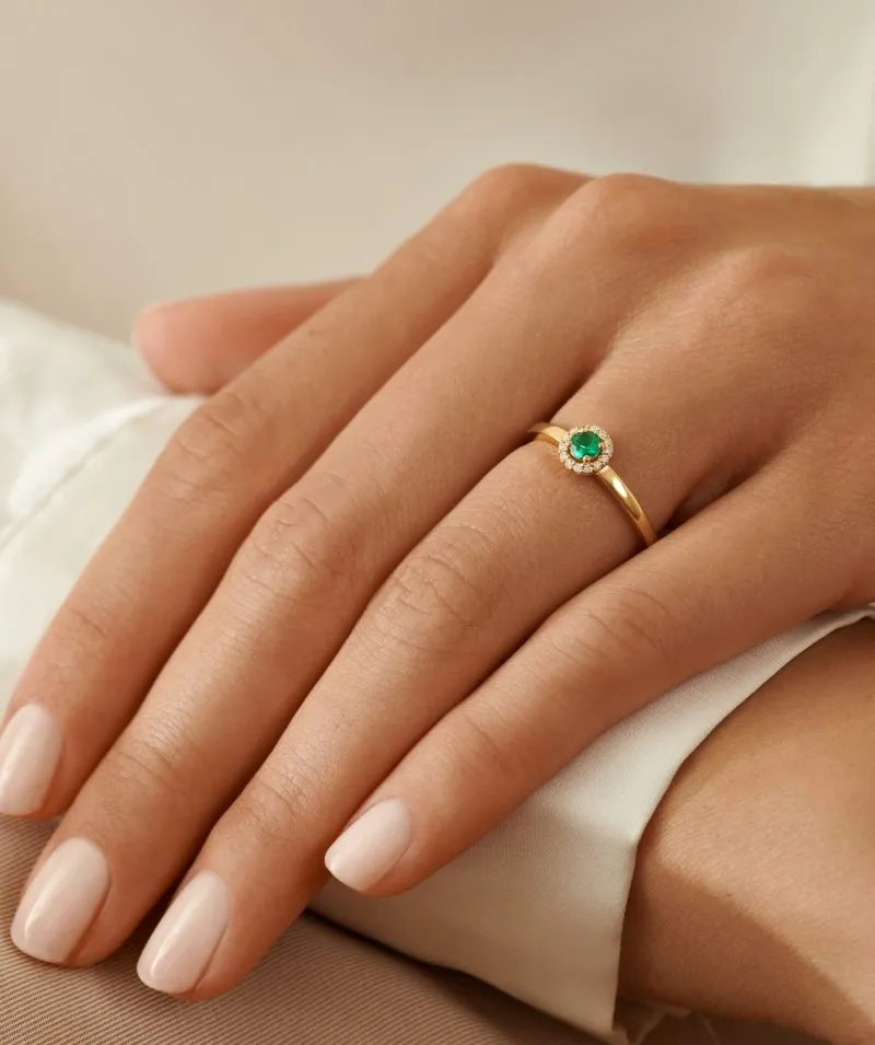Emerald Elegance zlatni prsten sa smaragdom i dijamantima na ruci