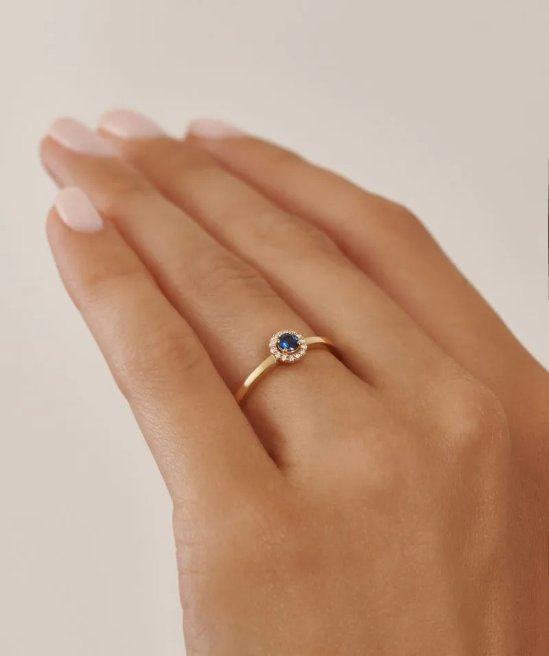 Sapphire Elegance zlatni prsten sa safirom i dijamantima na ruci