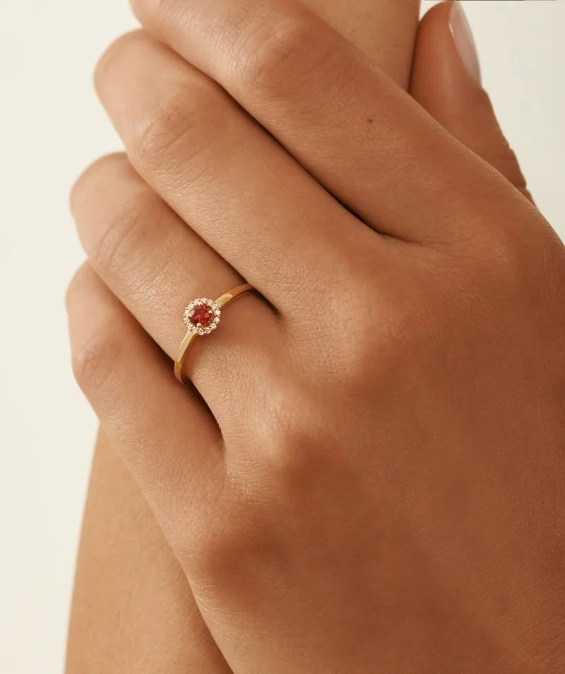 Ruby Elegance zlatni prsten s rubinom i dijamantima na ruci