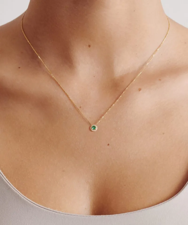 Emerald Elegance zlatna ogrlica sa smaragdom i dijamantima oko vrata