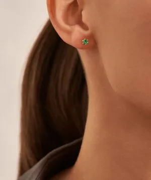 Emerald Glow zlatne naušnice sa smaragdom na modelu