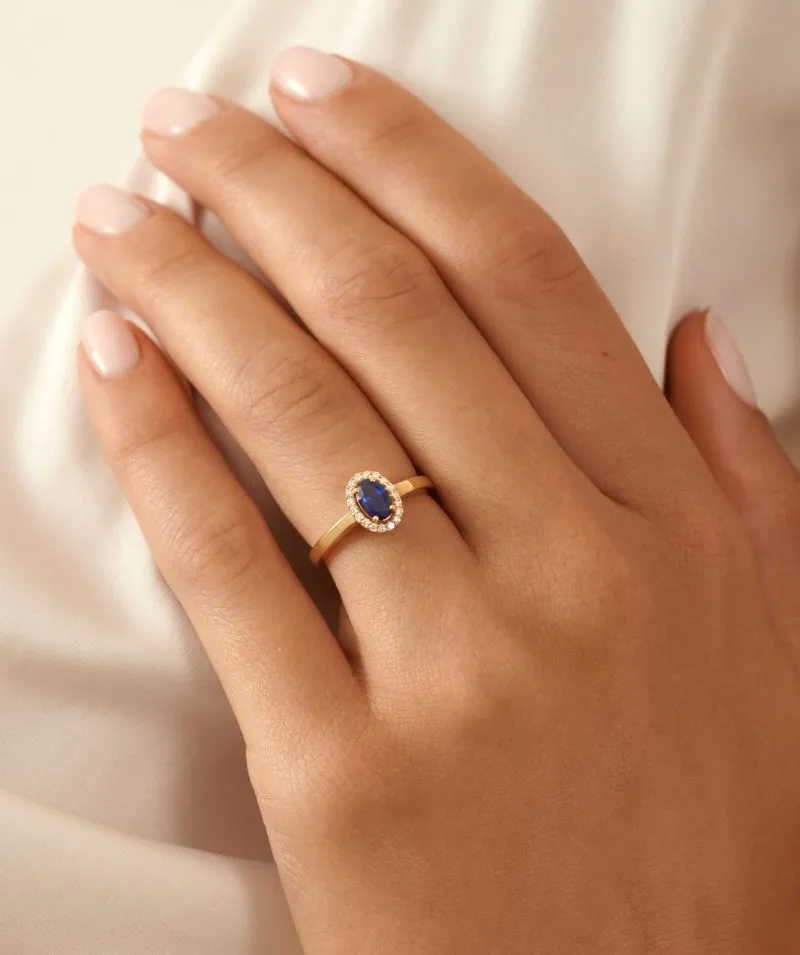 Timeless Sapphire zlatni prsten s plavim safirom i dijamantima na ruci