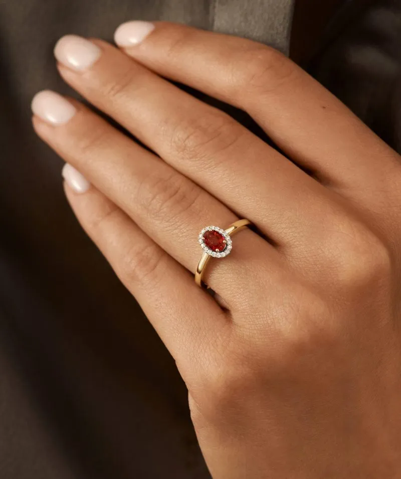 Timeless Ruby zlatni prsten s rubinom i dijamantima na ruci