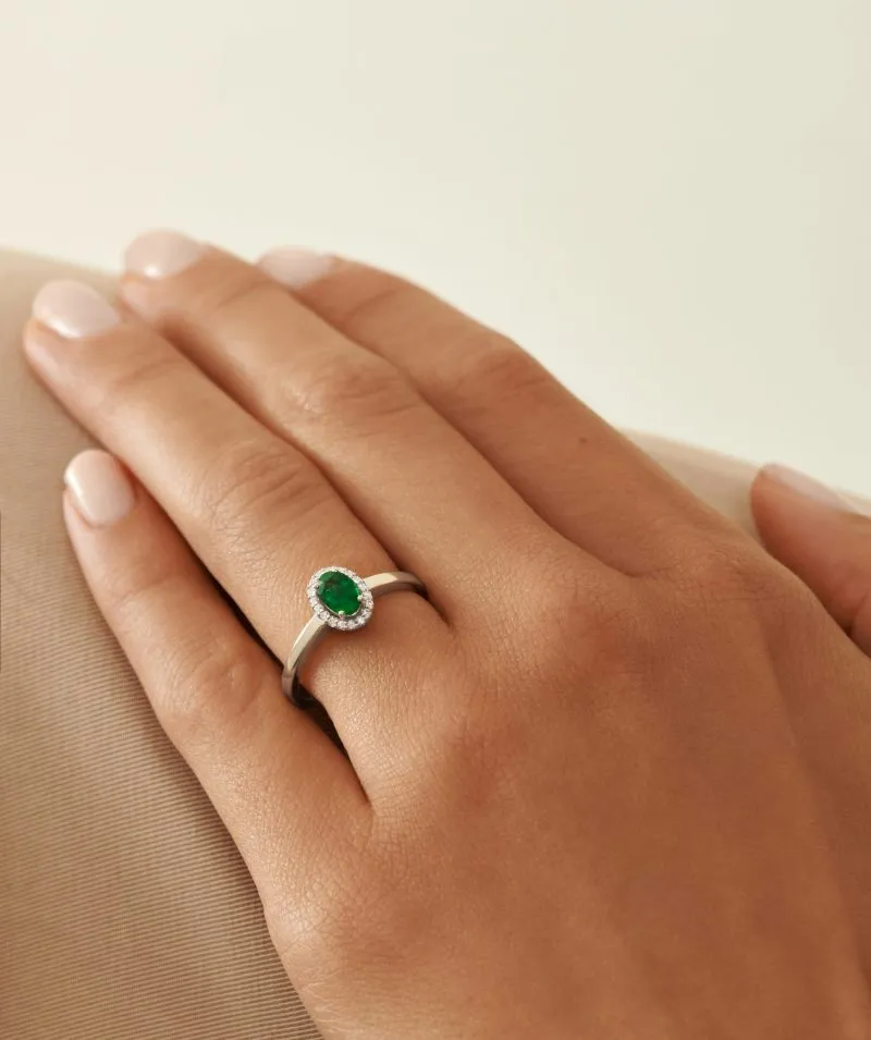 Timeless Emerald zlatni prsten sa smaragdom i dijamantima na ruci