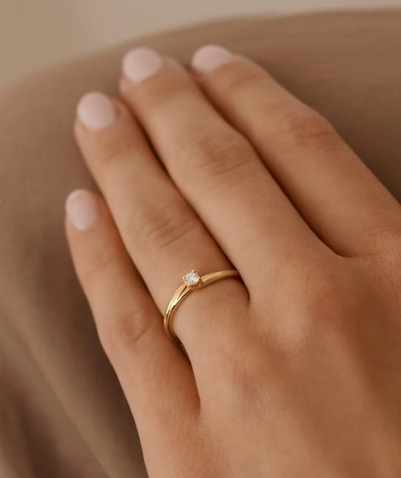 Luminous Vow zlatni zaručnički prsten s dijamantom 0.08 - 0.12 ct na ruci