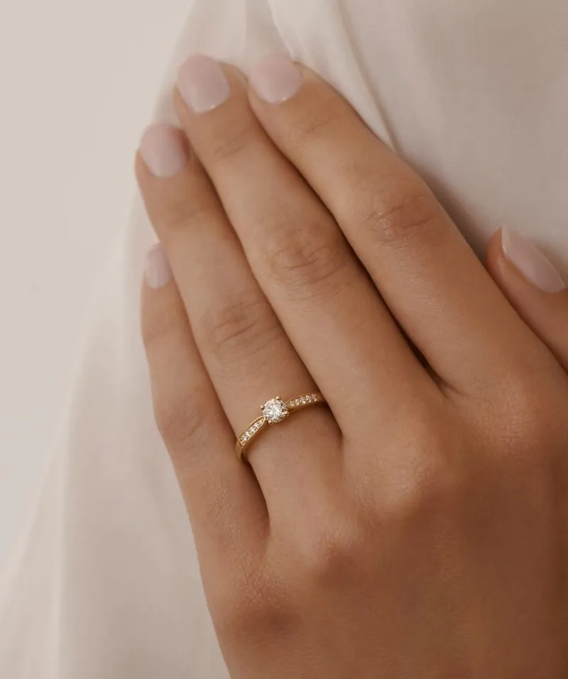 Eternal Luminary zlatni zaručnički prsten 0.34 - 0.43 ct na ruci