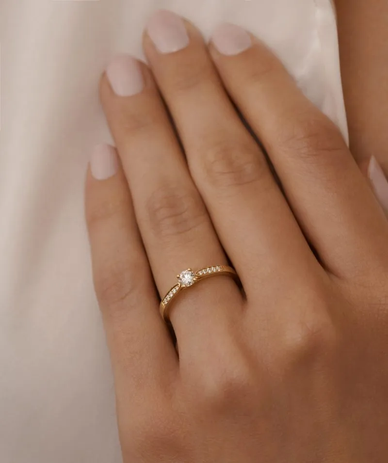 Eternal Luminary zlatni zaručnički prsten 0.29 - 0.33 ct na ruci