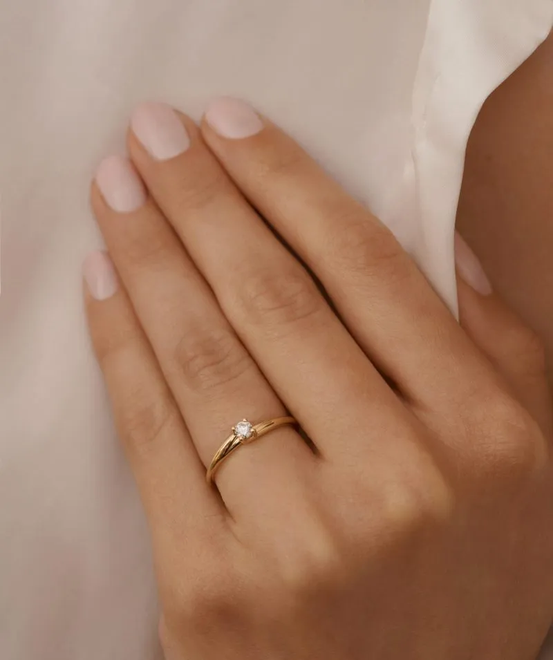 Luminous Vow zlatni zaručnički prsten s dijamantom 0.13 - 0.17 ct na ruci