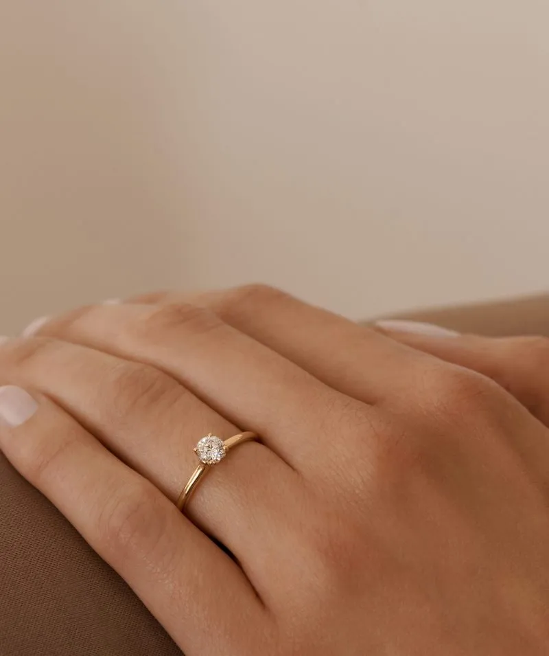 Whispering Diamond zlatni zaručnički prsten s dijamantom 0.38 - 0.47 ct na ruci
