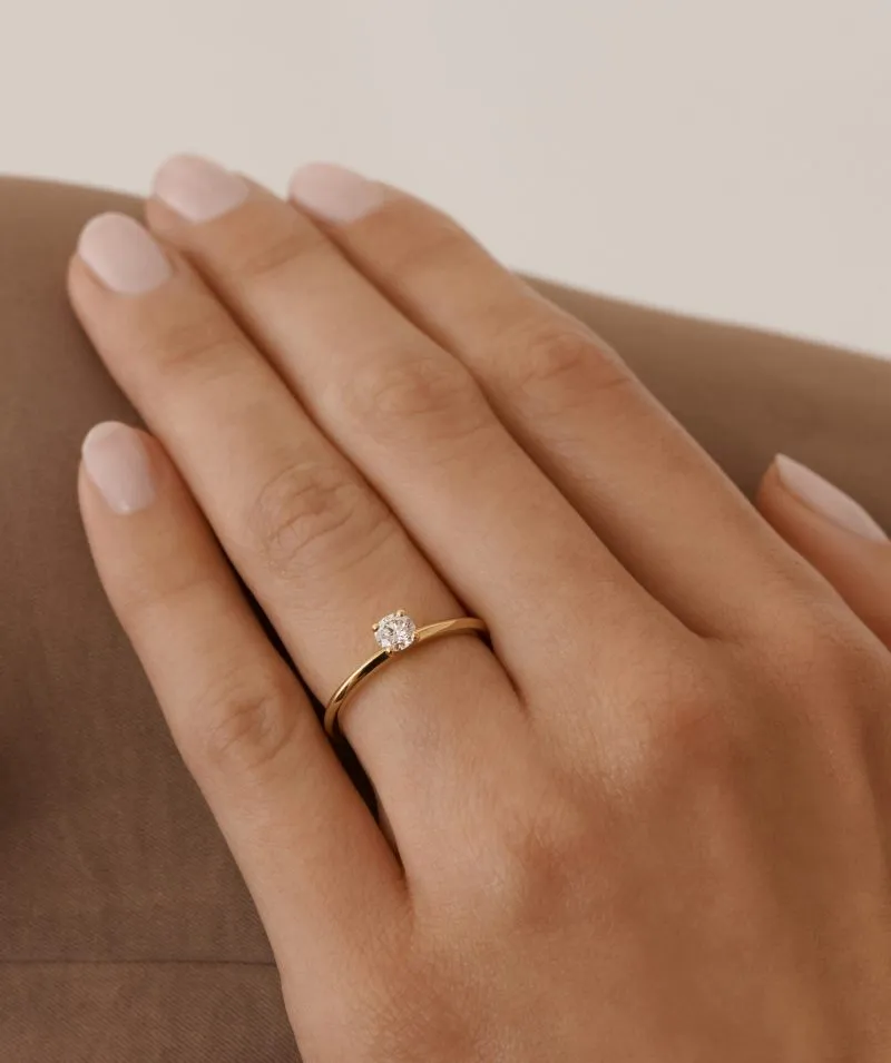 Golden Vow zlatni zaručnički prsten s dijamantom 0.28 - 0.37 ct na ruci