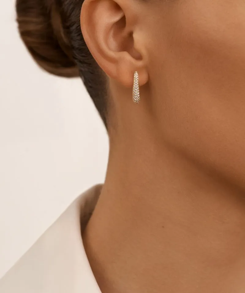 Luma Spark zlatne naušnice s dijamantima 0.38 ct na modelu